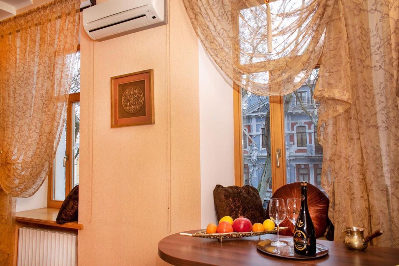 Mini-Hotel In The Very Heart Of Odessa Exterior foto